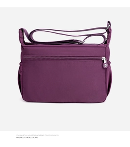 Vista trasera del bolso bandolera de nailon púrpura con bolsillo y bolsillos laterales