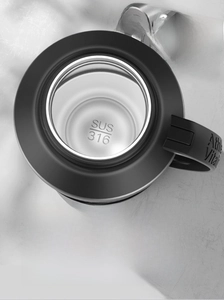 Detail view of SUS 316 stainless steel interior and Athle Vitality handle of the sports bottle