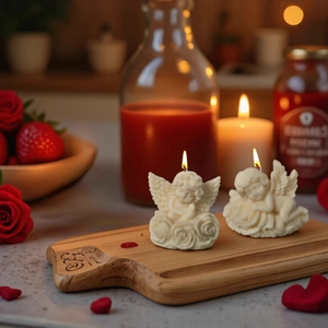 Zweiteiliges Set Rosen-Engel-Duftkerzen auf Holztablett mit warmer dekorativer Atmosphäre