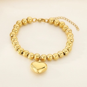 Dettaglio del bracciale a sfere placcato oro 18K con ciondolo a cuore e chiusura