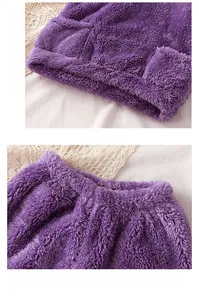 Détail d'un pyjama en peluche violet pour enfant montrant la taille élastique et l'ourlet