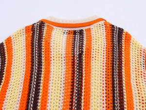 Détail d'un polo en maille à rayures colorées avec texture ajourée et finition soignée