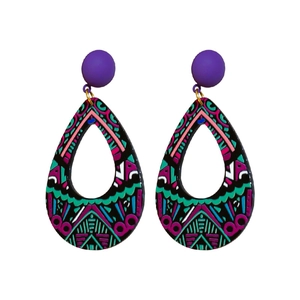 Boucles d'oreilles pendantes géométriques colorées rétro sur fond blanc