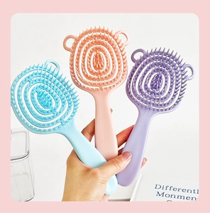 Tre spazzole per animali a forma di orso nei colori blu, rosa e viola con retro cavo