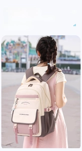 Vue arrière d'une fille portant le sac à dos de voyage étanche avec design color-block