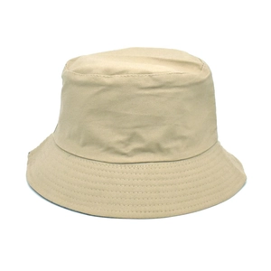 Vue de côté d'un chapeau bob en coton beige avec surpiqûres détaillées sur le bord