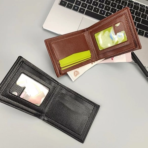 Détail intérieur d'un portefeuille pour homme avec fentes pour cartes et billets
