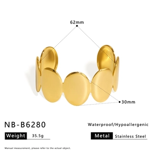 Dettaglio dell'ampio bracciale in acciaio inossidabile placcato oro 18K con misure