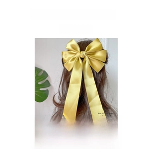 Detailansicht der gelben Satinschleife mit Haarspange aus hochwertiger Legierung