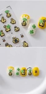 Gros plan sur stickers ongles canard 3D avec motifs de trèfles et fleurs mignonnes