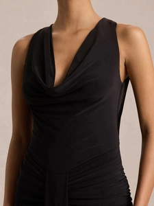 Robe noire élégante sans manches avec col bénitier et design plissé ajusté chic