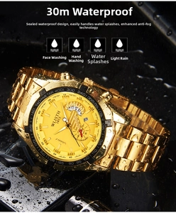 Macro d'une montre en acier doré avec gouttes d'eau montrant l'étanchéité de 30m