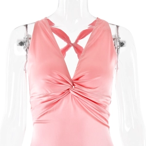 Détail d'une robe en satin rose avec col en V, nœud à l'avant et bretelles croisées au dos