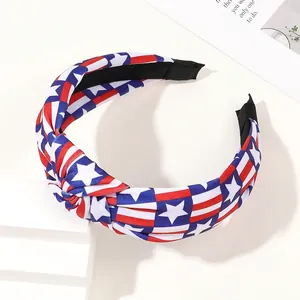 Détail d'un large serre-tête noué avec motif étoilé et rayé du drapeau américain