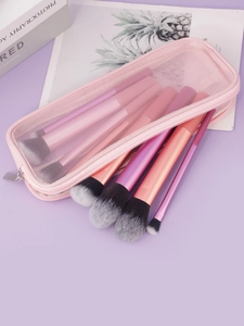 Vue détaillée du set de trousse à maquillage rose en maille avec huit pinceaux brosses