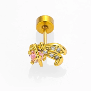 Vue macro d'un piercing cœur doré avec zircon rose et ailes d'ange scintillantes