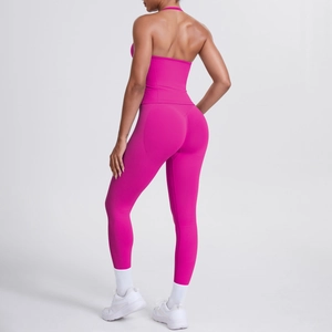 Detailansicht der Rückseite des rosaroten Yoga-Sets mit High Waist Push-Up Leggings