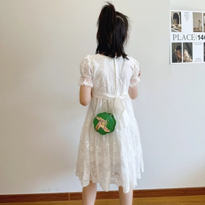 Abito in pizzo bianco con simpatica borsa a tracolla a mulino a vento verde per bimba