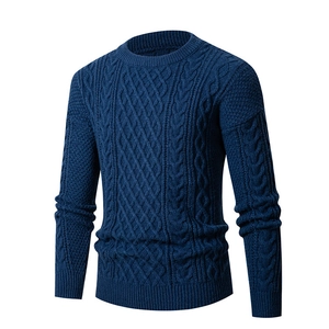 Dettaglio della complessa trama a trecce e rombi su questo maglione girocollo blu navy