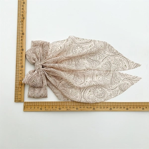 Long paisley bow hair clip with ribbon streamers in beige fabric, 35cm length