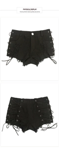 Detail von schwarzen Denim-Shorts mit Schnürung, ausgefransten Säumen und Used-Look