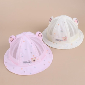 Dettaglio cappelli da sole neonato rosa e bianchi con orecchie d'orso e rete