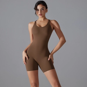 Vue détaillée du combishort de yoga marron foncé sans couture avec dos croisé