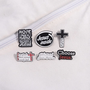 Gros plan de badges religieux en PVC avec citations sur fond de toile blanche