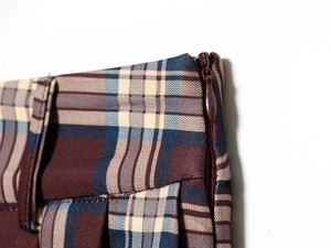Vue détaillée de la jupe plissée à carreaux avec fermeture éclair invisible et texture