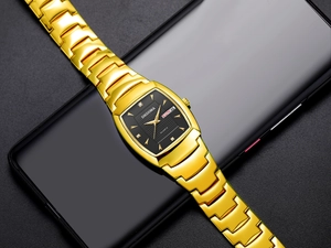 Close-up van gouden DEDIMA tonneau horloge met zwarte wijzerplaat op een smartphone