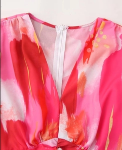 Détail d'une robe à imprimé abstrait avec décolleté en V et fermeture éclair invisible