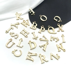 Flachbild von goldenen Legierungs-Alphabetanhängern für DIY-Schmuck und Bastelzubehör