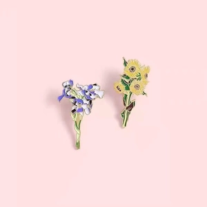 Ensemble de broches en émail Van Gogh avec tournesols et iris sur fond rose doux