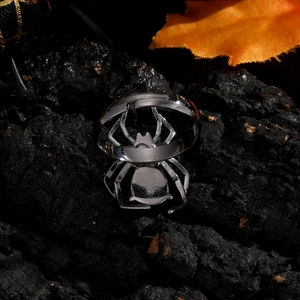 Gros plan d'une bague araignée punk argentée avec corps en métal poli et style gothique