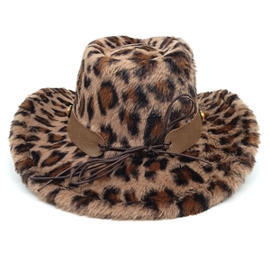 Détail d'un chapeau de cowboy en peluche léopard avec bande en cuir cloutée et nœud tressé