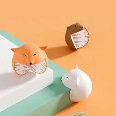 Dettaglio dei paraspigoli in silicone a forma di animale con supporto adesivo