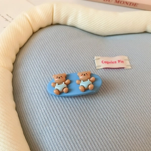 Détail de barrette en résine avec d'adorables oursons 3D en chemise bleu clair