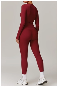 Vue détaillée d'un ensemble de yoga rouge foncé extensible avec legging et haut ajusté