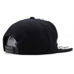 Casquette snapback noire avec strass argentés et sangle réglable à l'arrière