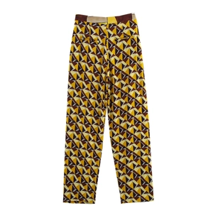 Dettaglio di pantaloni casual a vita alta con stampa geometrica retrò astratta