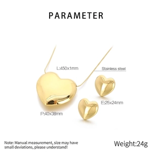 Dimensions détaillées de l'ensemble collier et boucles d'oreilles cœur en acier doré
