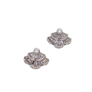Boucles d'oreilles pendantes en éventail avec tiges en argent, zircons et perles blanches