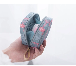 Détail de la trousse à maquillage flamant rose avec fermeture en cuir et houppette rose