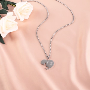 Set di collane per coppia con cuore in acciaio inossidabile su seta rosa con rose