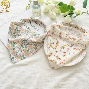 Détail de bandeaux fleuris en mousseline rose et blanc sur un fond de style champêtre