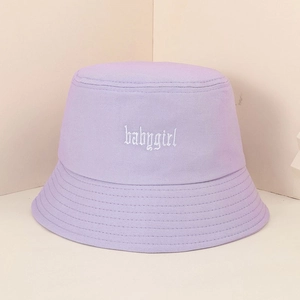 Dettaglio del cappello alla pescatora lavanda con ricamo babygirl gotico bianco
