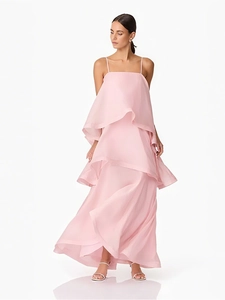 Détail de la robe longue rose à plusieurs niveaux avec volants et fines bretelles
