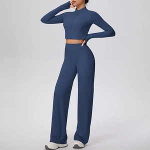 Détail du pantalon large taille haute et du haut de yoga zippé bleu marine