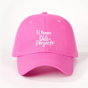 Casquette rose avec texte El tiempo de Dios es Perfecto et graphique de sablier