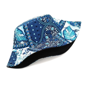Dettaglio della stampa geometrica e cuciture sottili su un cappello alla pescatora